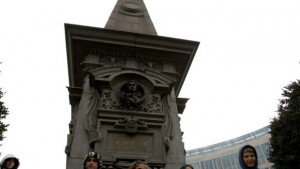 Няма да мият паметника на Васил Левски чистят само около