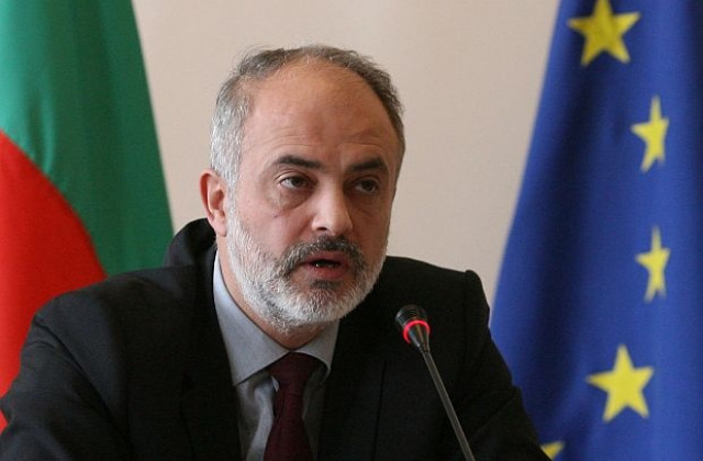 Младенов: Новият ред за отпуските не създава хаос, а гарантира права