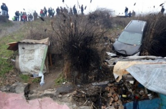 „Пежо” се стовари върху постройка в Максуда