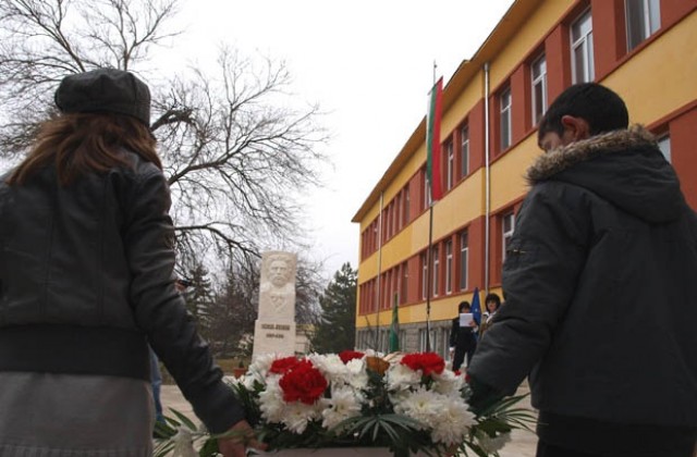 В Лозница откриха шесттонен паметник на Левски