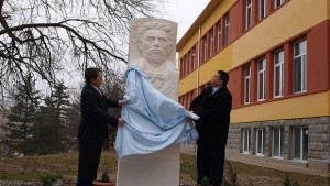 В Лозница откриха шесттонен паметник на Левски
