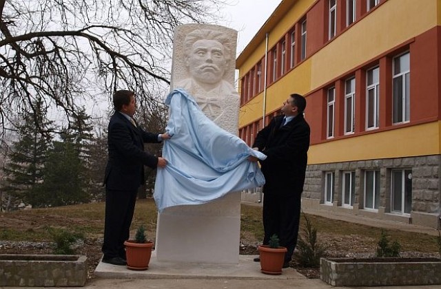В Лозница откриха шесттонен паметник на Левски