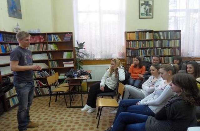 Студент от Германия преподава в Хуманитарната гимназия