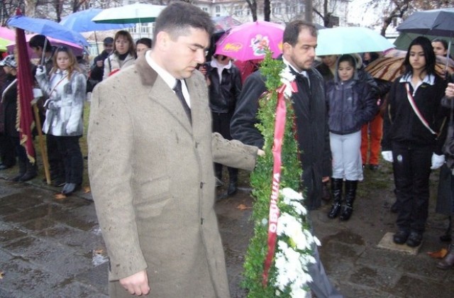 Почетен караул пред паметника на Левски в Димитровград