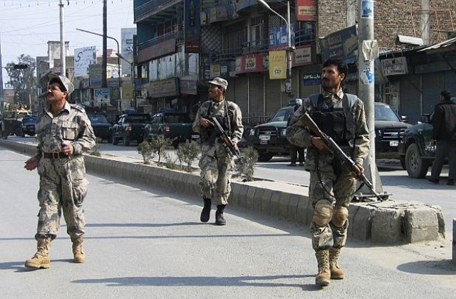 18 убити и десетки ранени при нападение срещу афганистанска банка