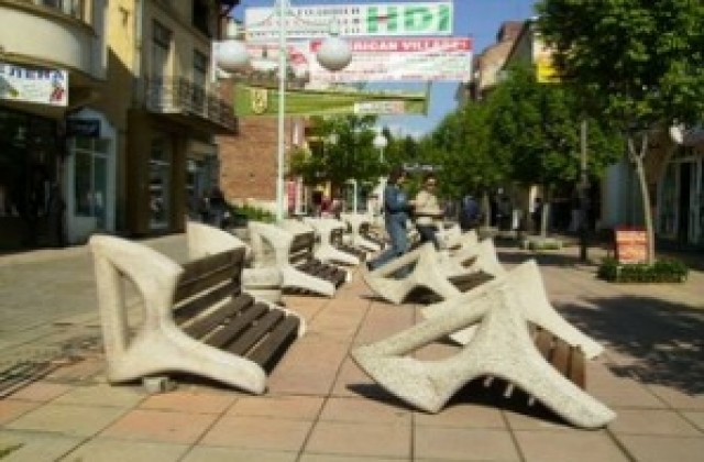 18-годишен обира магазин и го хващат, докато руши пейка