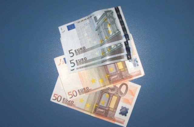 Глобиха касиерка, опитала да обмени 200 фалшиви евро