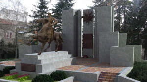 Намалиха съфинансирането за паметник на ген Колев на 150 хил