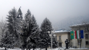 Врачани продължават да паркират в зелените площи