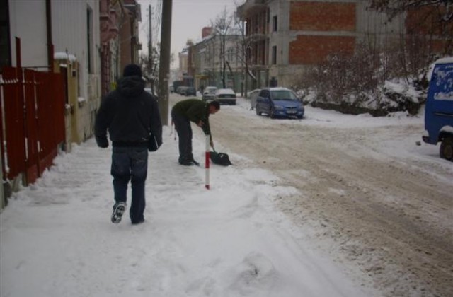 Пътищата се обработват, в цялата област вали сняг