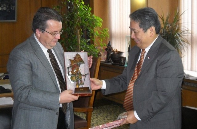 Статуетка на легендарен герой получи кметът д-р Рашев от индонезийския посланик