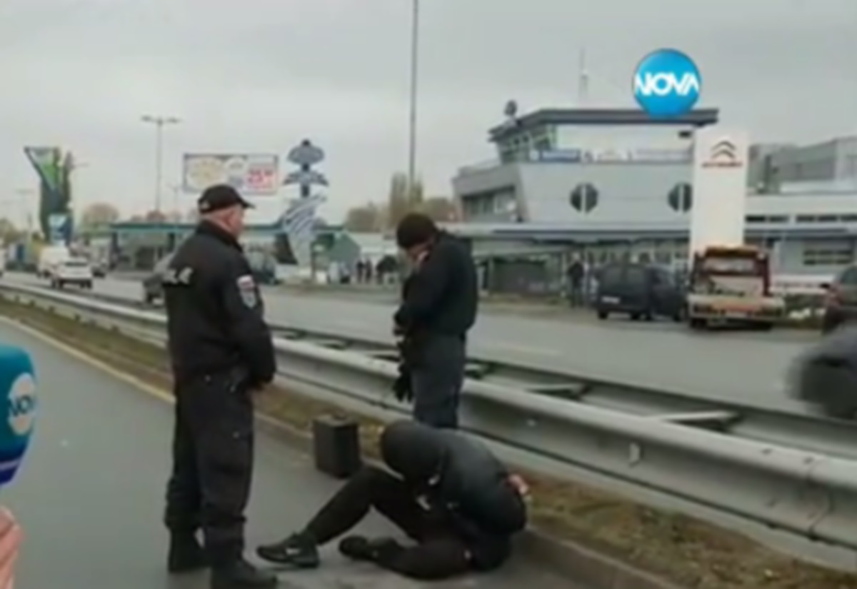 Автокрадец бе хванат след опасна гонка с МВР на "Ботевградско шосе" до разклона за "Кремиковци". Автоджамбазинът и съучастникът му се опитали да прегазят полицаи, блъснали две патрулки, автобус на "Български пощи" и цивилна кола. Няма пострадали, униформен е прегледан в МВР болница, но е освободен.