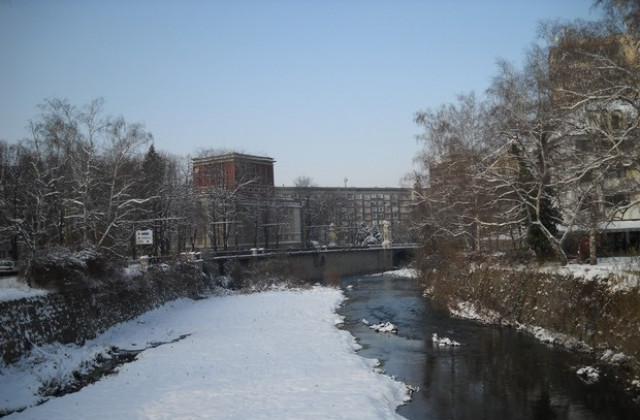 Облачно, с валежи