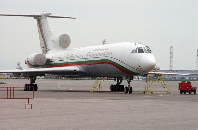 Само една българка се прибра с правителствения самолет от Либия