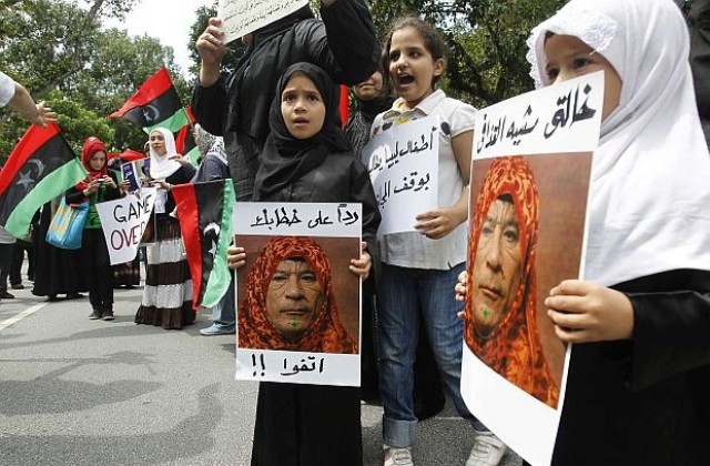 Привърженици на Кадафи стреляха в Триполи