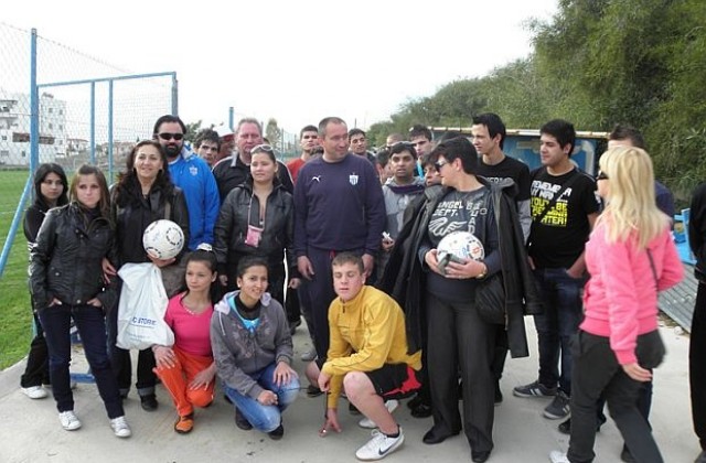 Мъри Стоилов зарадва 40 български деца от социални домове