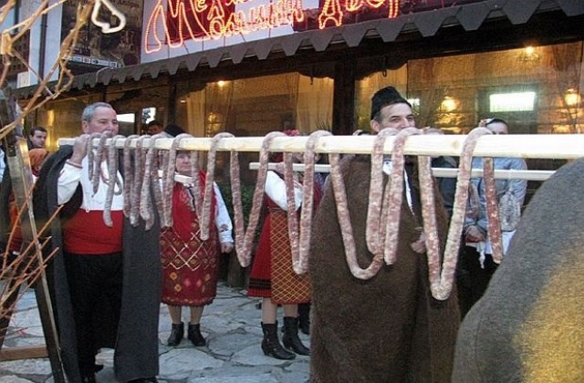 Стотици хора се веселиха на Празника на банското мезе и червено вино