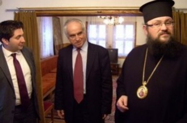 Областният управител и кметът на Троян на официална визита при новия игумен на Троянския манастир