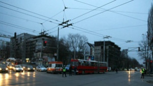 Автобус помете пешеходец пресичал на червено