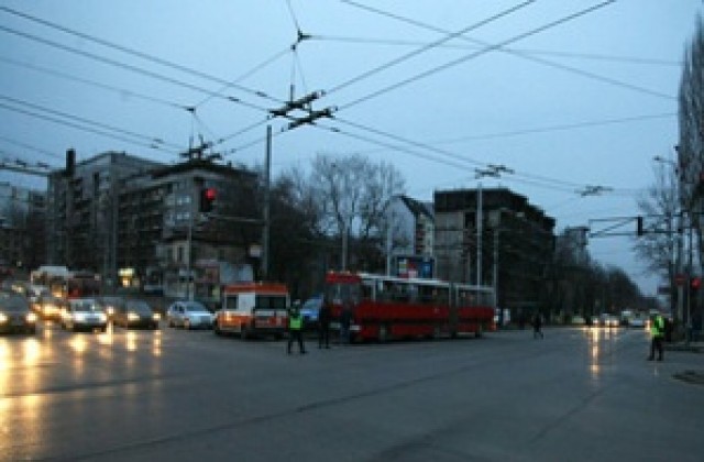 Автобус помете пешеходец, пресичал на червено