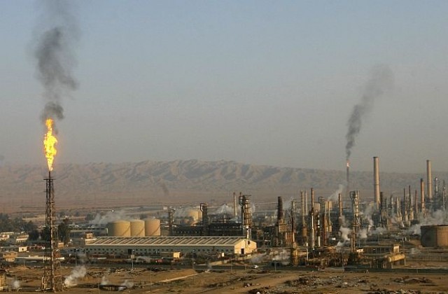 Атентат спря работата на най-голямата петролна рафинерия в Ирак