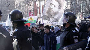 Трима полицаи пострадаха на мача Левски ЦСКА