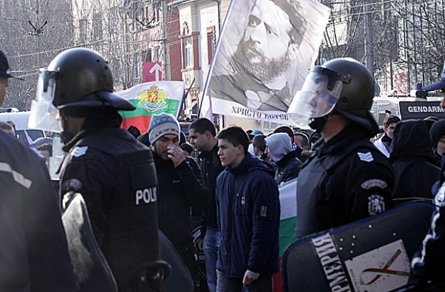 Трима полицаи пострадаха на мача Левски - ЦСКА
