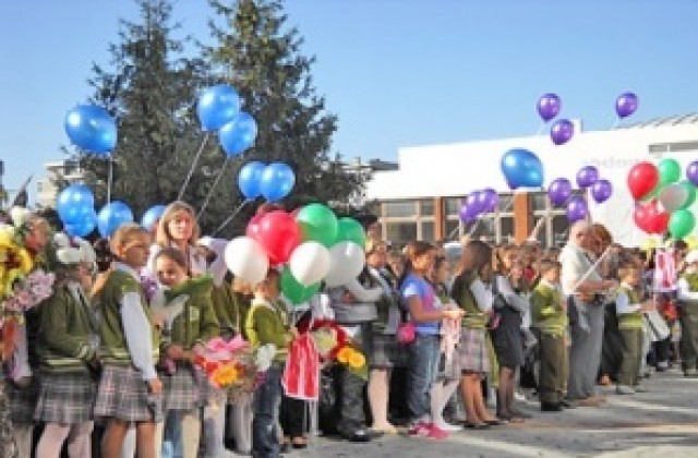 Училище в Левски посреща гости от Европа