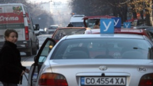 90 от автоинструкторите крият доходите си