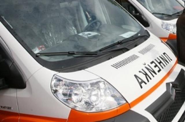 Все още има опасност за живота на шофьора, който се блъсна в ученически автобус