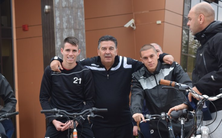 Играчите на Локомотив Пловдив карат велосипеди