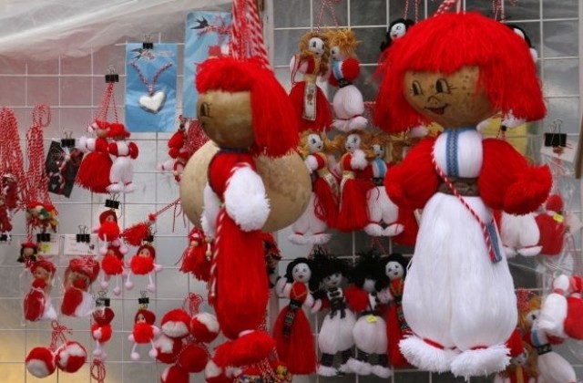 На летище Варна раздават мартеници