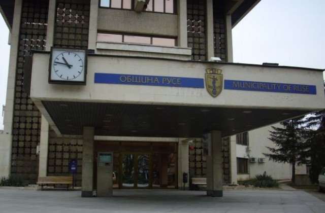 Пенсионерки закичват общинарите с мартеници