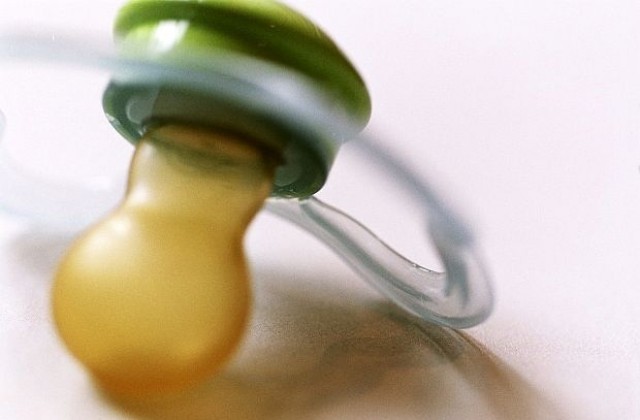 Показаха Елтън Джон да кърми сина си