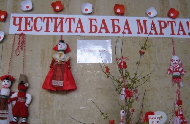 Изложба от мартенички подредиха във фоайето на пленарна зала