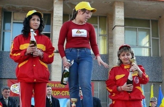 Дами от България и Румъния мерят сили в автомобилно шоу