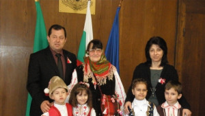 20 метрова мартеница подариха деца на кмета на Севлиево