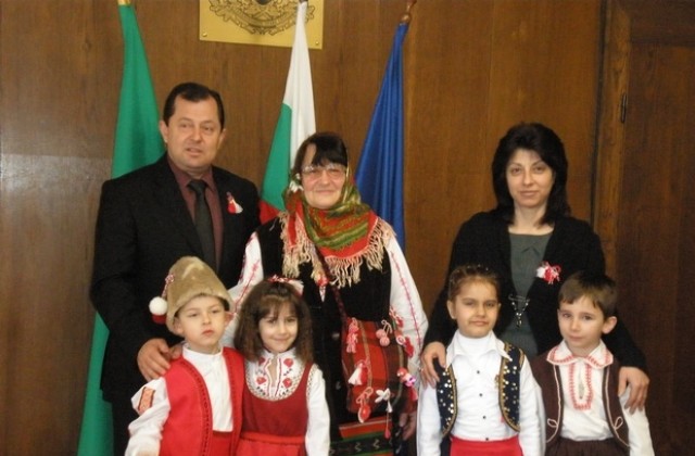 20- метрова мартеница подариха деца на кмета на Севлиево