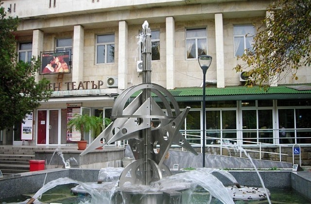 Червени депутати се срещнаха с ловешките театрали