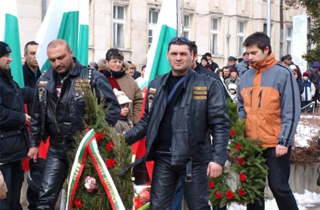 Рокери и автомобилисти поднесоха венци за Трети март в Разград