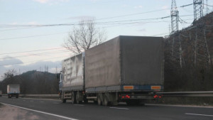 Колона от автомобили бави движението по пътя Мездра Ботевград