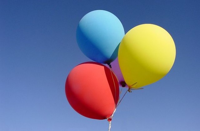 Къща в САЩ излетя с помощта на балони