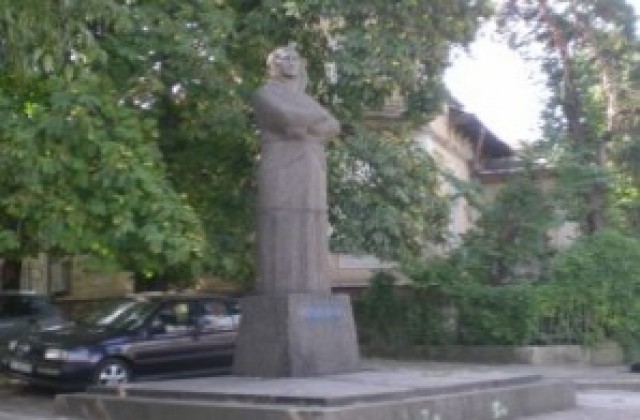 Поставиха художествено осветление на три паметника