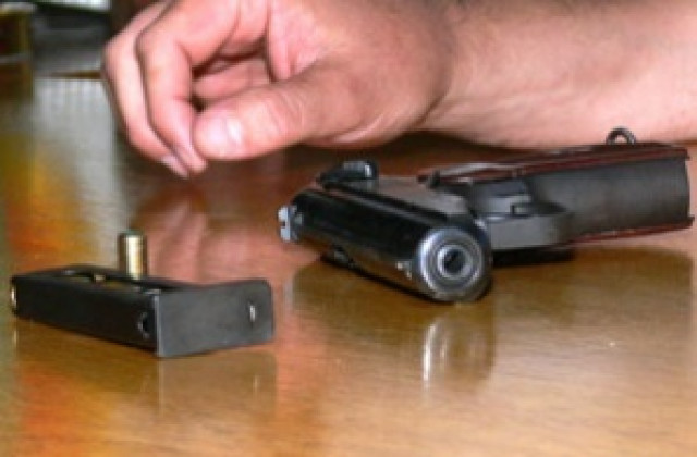 Полицаи стреляха по крадец на проводници