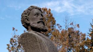 Опитаха да откраднат паметник на Ангел Кънчев от училищен двор