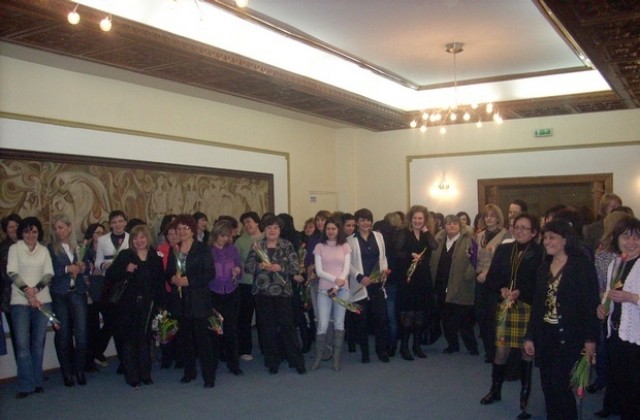 Чаша шампанско и цветя за дамите в общината