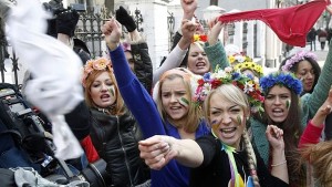 Бунтът на полуголите блондинки