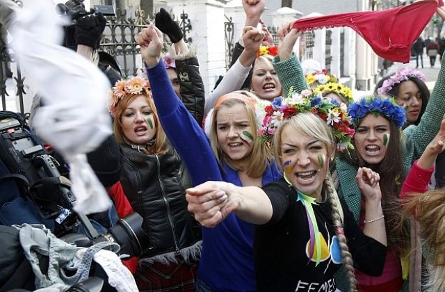 Бунтът на полуголите блондинки