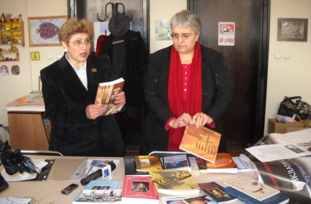 Еврейска организация дари книги