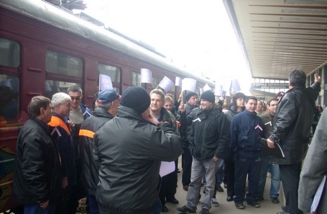 Над 100 железничари излязоха на протест в Горна Оряховица